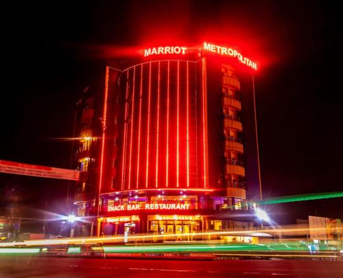 杜阿拉Marriot Metropolitan Hotel的夜间红灯火的马里奥特酒店