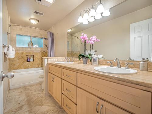 圣克鲁兹Amazing Santa Cruz Landscaped Paradise的一间带两个盥洗盆和大镜子的浴室