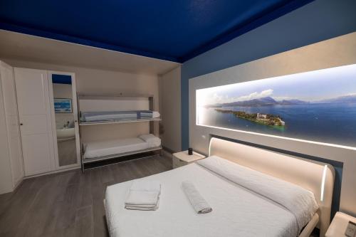 代森扎诺-德尔加达Garda Fantasy Apartment - JACUZZI的一间卧室配有一张壁画床