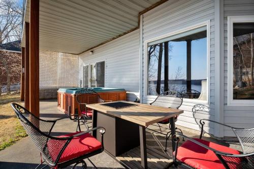 WinchesterMillion Dollar Views: Lakefront, Dock, Kayaks+More的门廊上设有带椅子和桌子的天井。