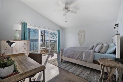 WinchesterMillion Dollar Views: Lakefront, Dock, Kayaks+More的一间卧室配有一张床、一张桌子和一个窗户。