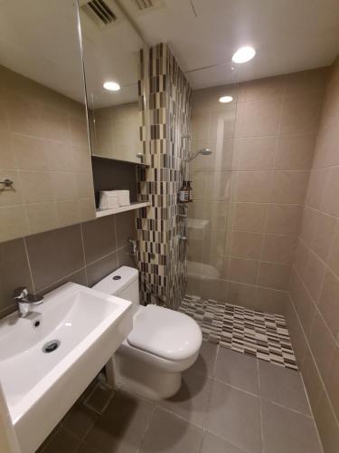 吉隆坡Verve 2Bedroom 2to6pax Kuala Lumpur near Midvalley MegaMall的浴室配有白色卫生间和盥洗盆。