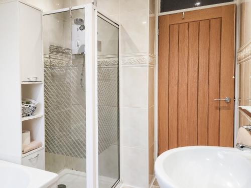 CaldercruixSeven Seasons的带淋浴、卫生间和盥洗盆的浴室