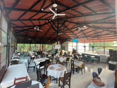 伊基托斯Amazon Lodge Varillal的一间带桌椅和天花板的餐厅