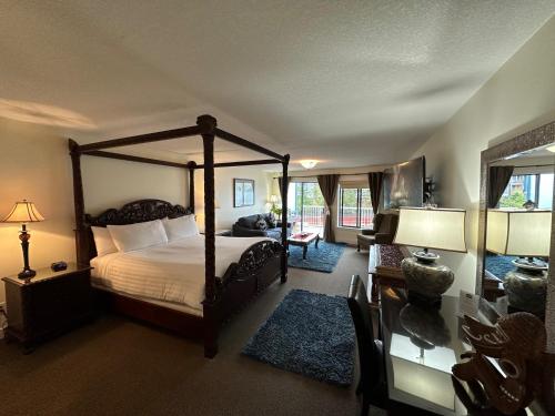 尤克卢利特湾岸海滨旅馆的一间带天蓬床的卧室和一间客厅