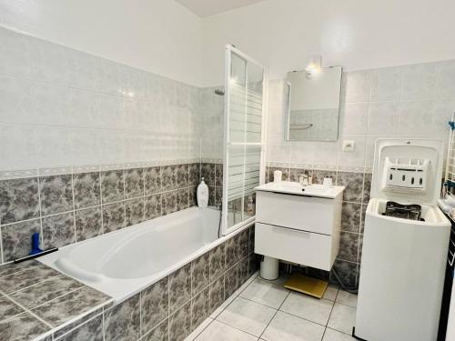 康博莱班Appartement Cambo-les-Bains, 2 pièces, 2 personnes - FR-1-495-14的带浴缸和盥洗盆的浴室