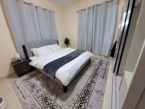 Spacious & Comfortable 1 BR and 1 Living Room Apartment Near Sharjah University City客房内的一张或多张床位