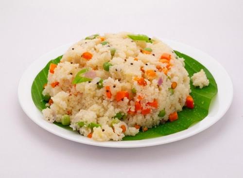 拉特纳吉里Gayatri Homestay的绿叶上的一盘米和蔬菜