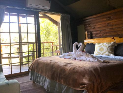 塞吉菲尔德特尼卡树峰酒店的两个天鹅坐在卧室的床上