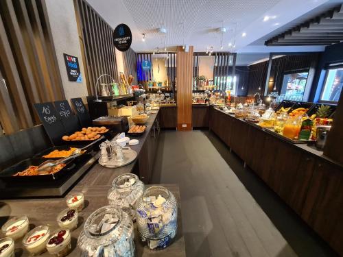 圣克里斯蒂娜莎丝隆葛智慧酒店的餐厅的自助餐点,展示着食物