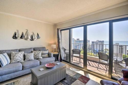 默特尔比奇Coastal Escape Penthouse with Ocean Views的带沙发和大窗户的客厅