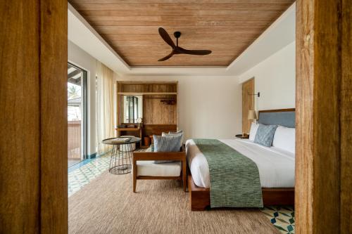 阿洪加拉Ahu Bay的一间卧室配有一张大床和一张桌子
