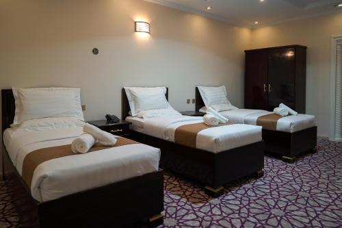 图赖夫Almudawah Hotel的酒店的客房 - 带2张带白色枕头的床