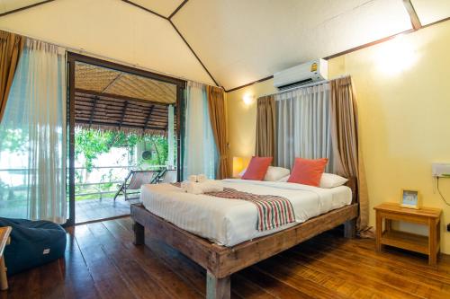 班柯木Pawapi Beach Resort Koh Mook的一间卧室,卧室内配有一张大床