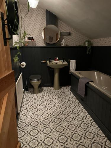 比代尔Granny Vera's @ Marigold Cottage的带浴缸、卫生间和盥洗盆的浴室