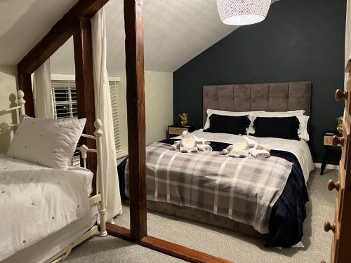 比代尔Granny Vera's @ Marigold Cottage的一间卧室,配有一张带两个泰迪熊的床