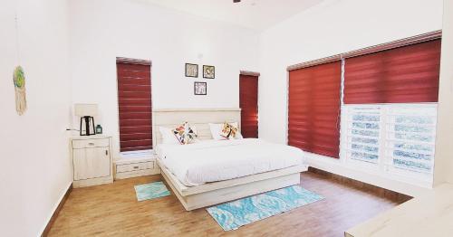 苏丹巴特利ROBUSTA FOREST Home stay的一间卧室配有一张床和一个带红色百叶窗的窗户