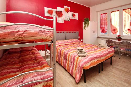 库尼奥埃尔罗索伊里布鲁住宿加早餐旅馆的红色墙壁的客房内设有两张双层床。
