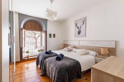 坎弗兰克埃斯塔西翁Espectacular apartamento reformado en edificio histórico, con WIFI的一间卧室设有两张床和窗户。
