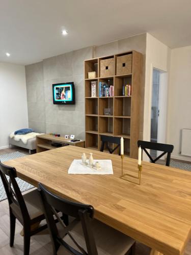 日利纳SAND Apartment的一间带木桌的用餐室和一间客厅。
