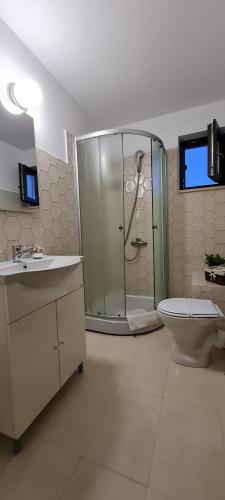 MeraMera Hills House的带淋浴、卫生间和盥洗盆的浴室