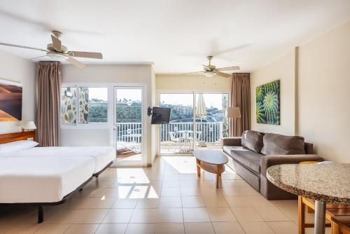波多黎各阿尔塔玛多里斯酒店的酒店客房,配有床和沙发