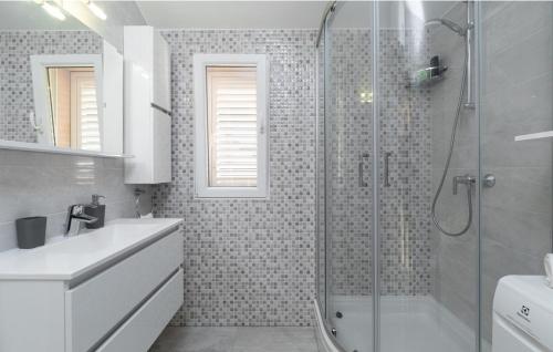 尼亚卢卡Sunset Vela Luka的带淋浴和盥洗盆的白色浴室