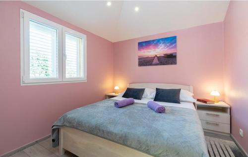 尼亚卢卡Sunset Vela Luka的一间卧室配有一张带紫色枕头的床