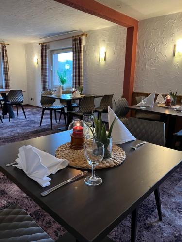 维尔恩斯多夫德累艾臣宾馆的一间设有一张带葡萄酒杯的桌子的用餐室