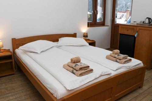 伯伊莱图什纳德Casa de oaspeti Kinga's Crown的一间卧室配有带毛巾的床