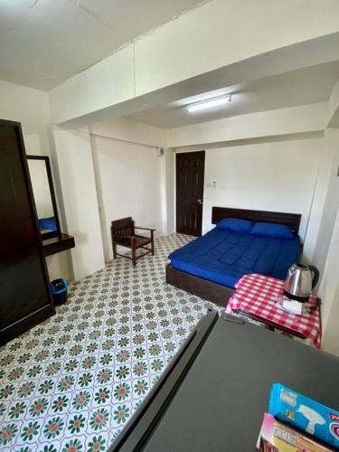 曼谷Ratanawong Place 823的一间卧室配有一张床和一台电视。