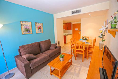 坎布里尔斯Sol Millet Litoral - ONLY FAMILIES的带沙发的客厅和用餐室