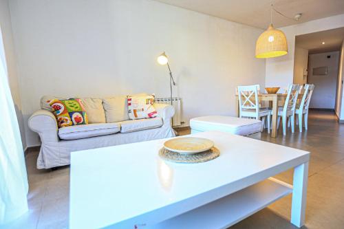 坎布里尔斯Ciutadella Litoral - ONLY FAMILIES的客厅配有沙发和桌子