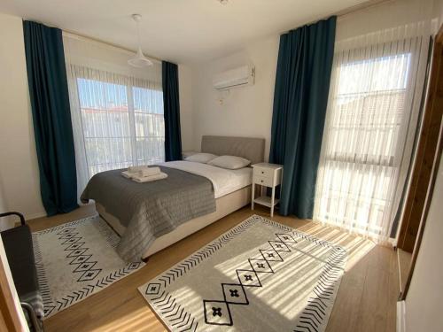 阿拉恰特Detached villa in Alaçatı…的一间卧室设有一张床和一个大窗户