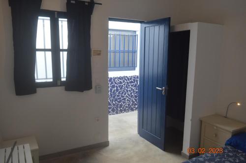 PalmeiraLA VELA的一间设有蓝色门和窗户的房间