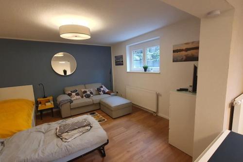 Linkenheim-HochstettenApartment_BaLi的客厅配有床和沙发