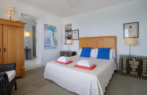 普拉亚布兰卡Casa Lola y Elena - Playa Blanca, Lanzarote的卧室配有带蓝色枕头的大型白色床