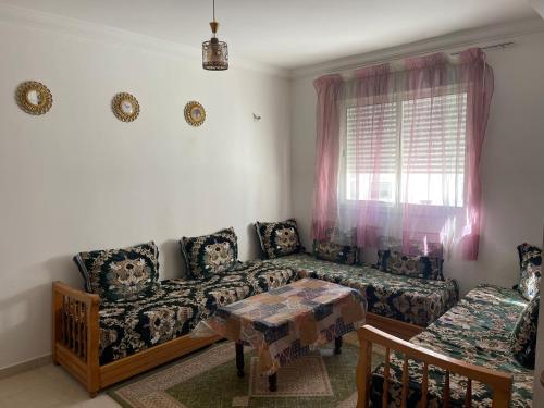 丹吉尔Love House Tanger的客厅配有沙发和桌子