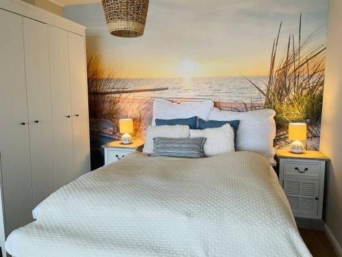 希尔克道夫Loft mit Meerblick in Strandnähe的一间卧室设有一张床,享有海景