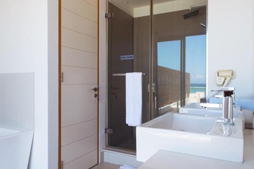 弗利康弗拉克卡普西部地平线度假公寓的一间带两个盥洗盆和大镜子的浴室