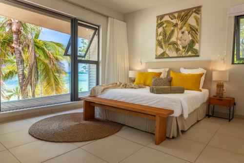 塔马兰Manta Cove by Horizon Holidays的一间卧室设有一张床和一个大窗户