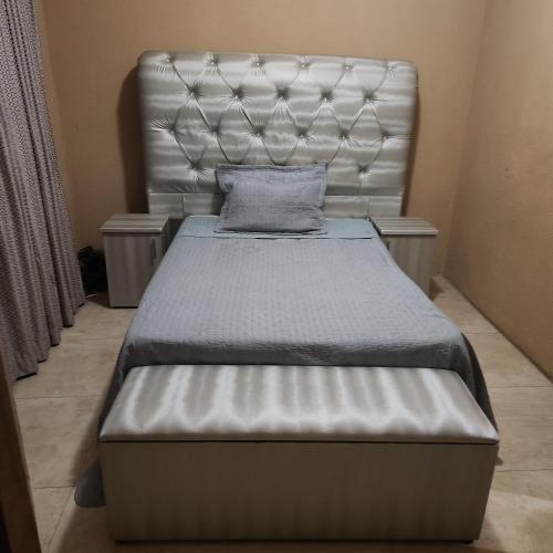 内尔斯普雷特TINDLOVU GUESTHOUSE的一张带床头板的床和一个枕头