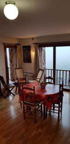 埃尔塔特Soldeu Paradis Tarter Mig的客厅配有桌椅和窗户。