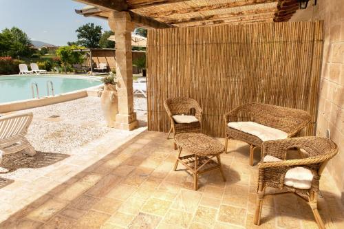 卡潘诺里Casa Brigante Luxury with Pool的一个带藤椅的庭院和一个游泳池