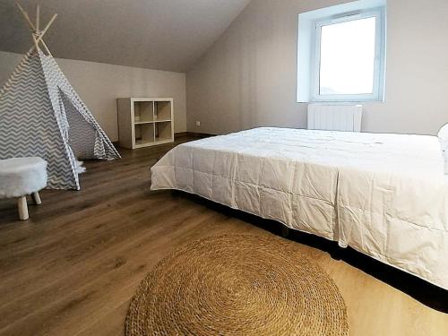 热拉梅Le Nid des fées : 6 personnes的一间卧室配有床、地毯和窗户