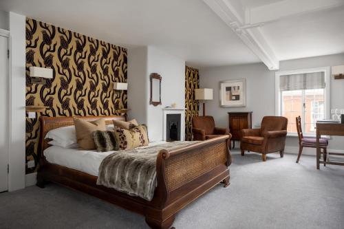 利奇菲尔德St Johns House Lichfield的一间带大床的卧室和一间客厅