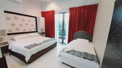 哥打京那巴鲁Bulan Guesthouse Imago的一间卧室设有两张床,窗户配有红色窗帘