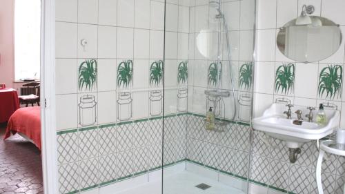 Sainte-VertuL'Ecrin du Serein的一间带水槽和镜子的浴室