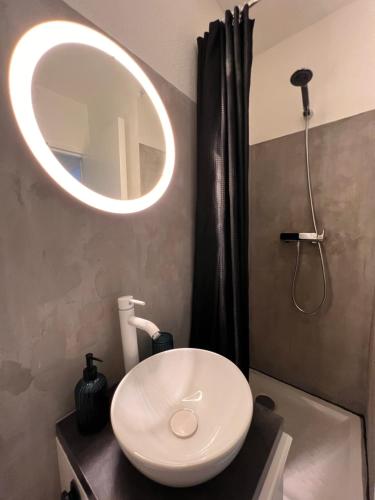 尼斯Studio Nice port的浴室设有白色水槽和镜子