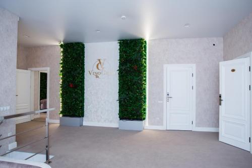 HaysynHotel VinoGrad的墙壁上设有绿色常春藤的房间